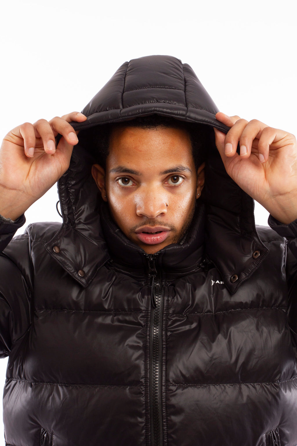 ARCÉVE The Mont Jacket - Close-up of the waterproof YKK zipper - Black