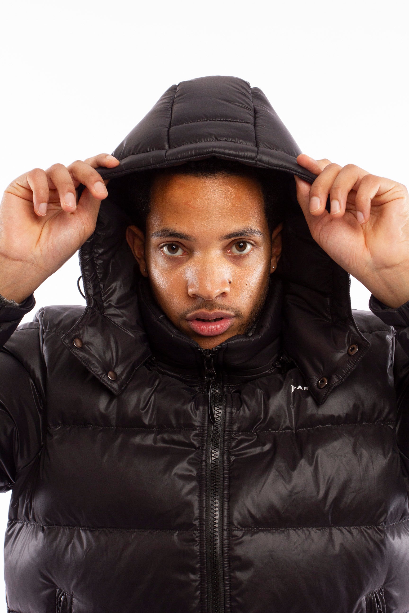 ARCÉVE The Mont Jacket - Close-up of the waterproof YKK zipper - Black