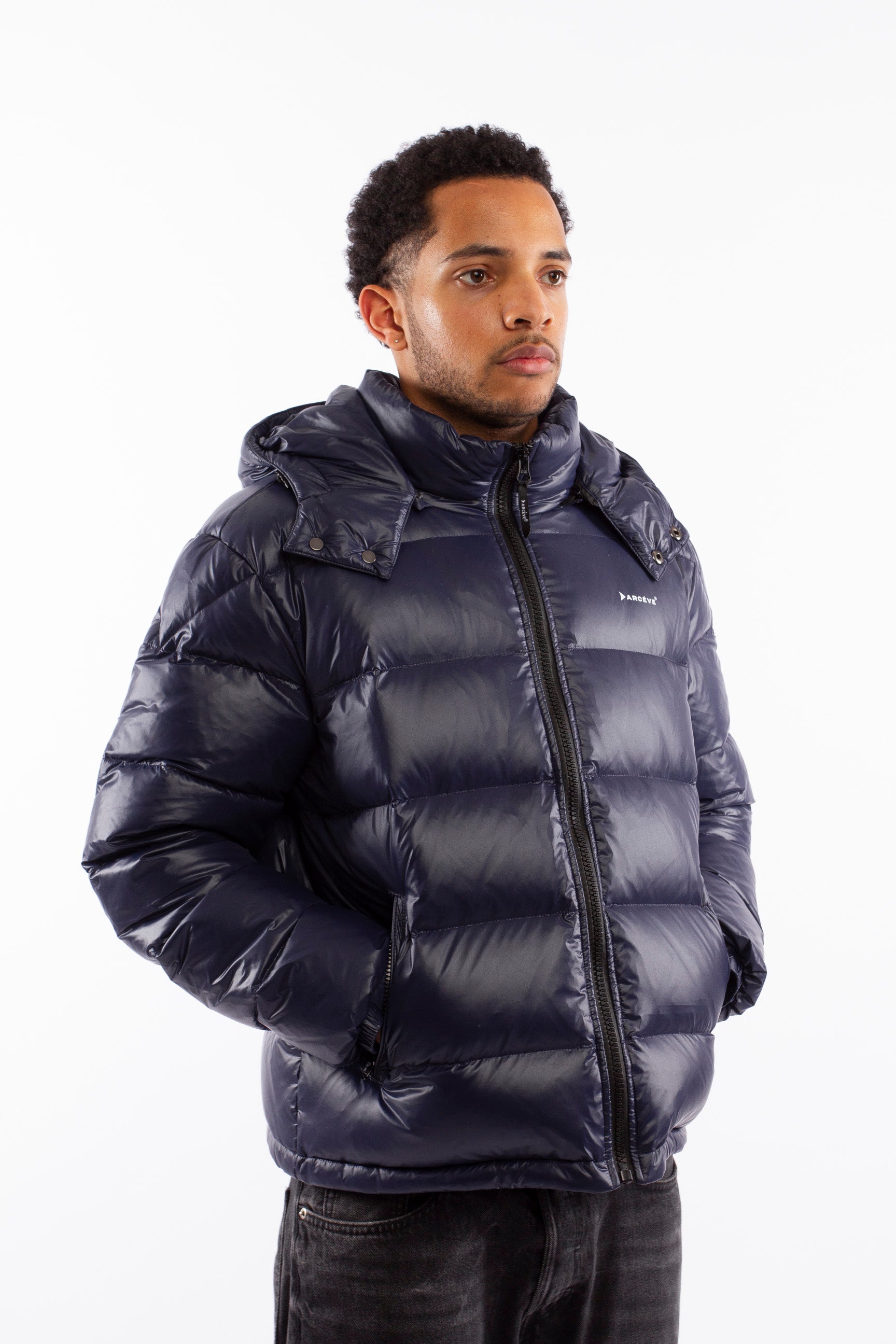 ARCÉVE The Mont Jacket - Close-up of the waterproof YKK zipper - Navy 